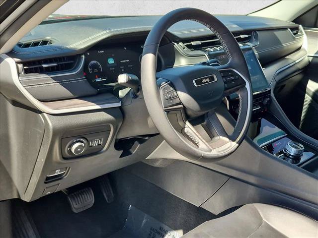 Used 2024 Jeep Grand Cherokee Limited w/ Black Appearance Package AWD/4WD image 10
