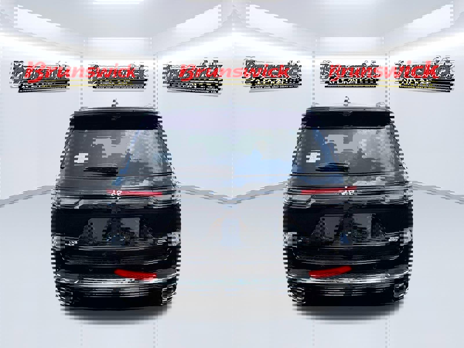 New 2025 Jeep Grand Cherokee Overland w/ Luxury Tech Group IV image 5