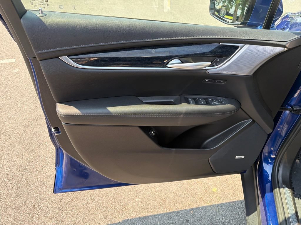 Certified 2025 Cadillac XT5 Premium Luxury w/ Technology Package AWD/4WD image 4
