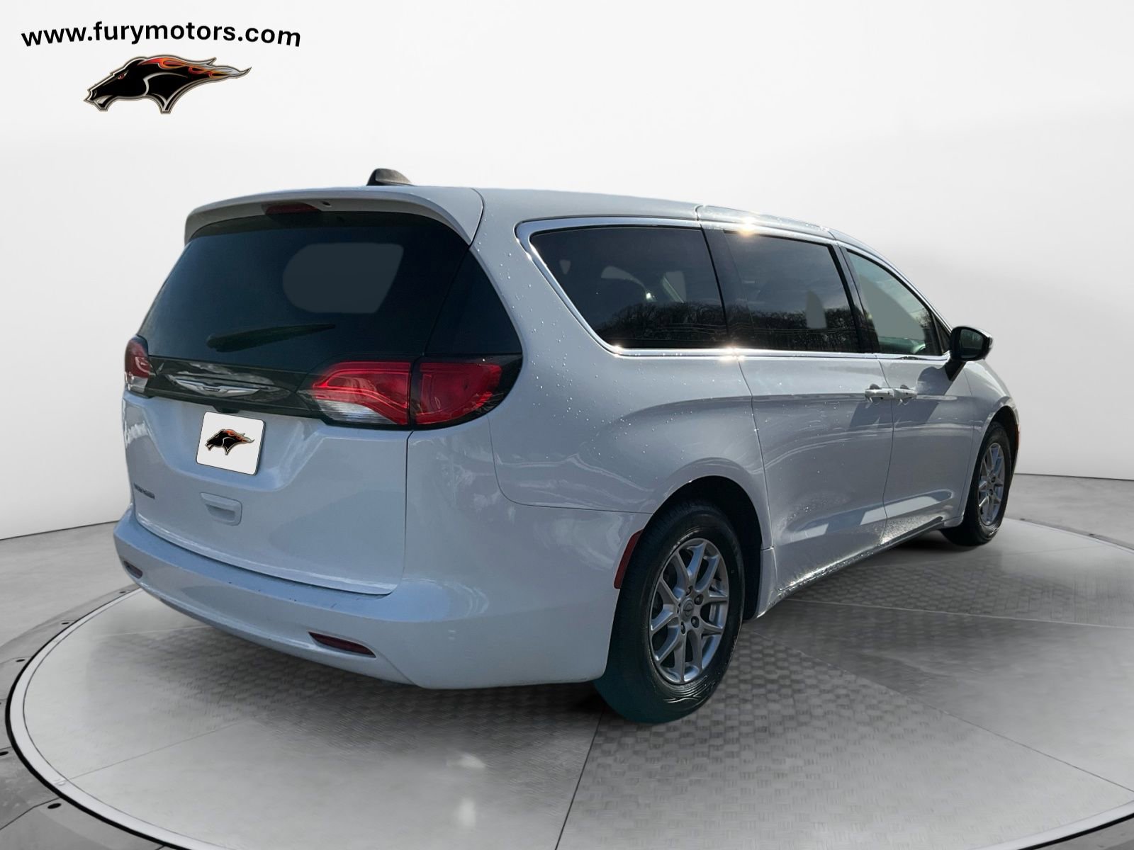 Used 2022 Chrysler Voyager LX image 3
