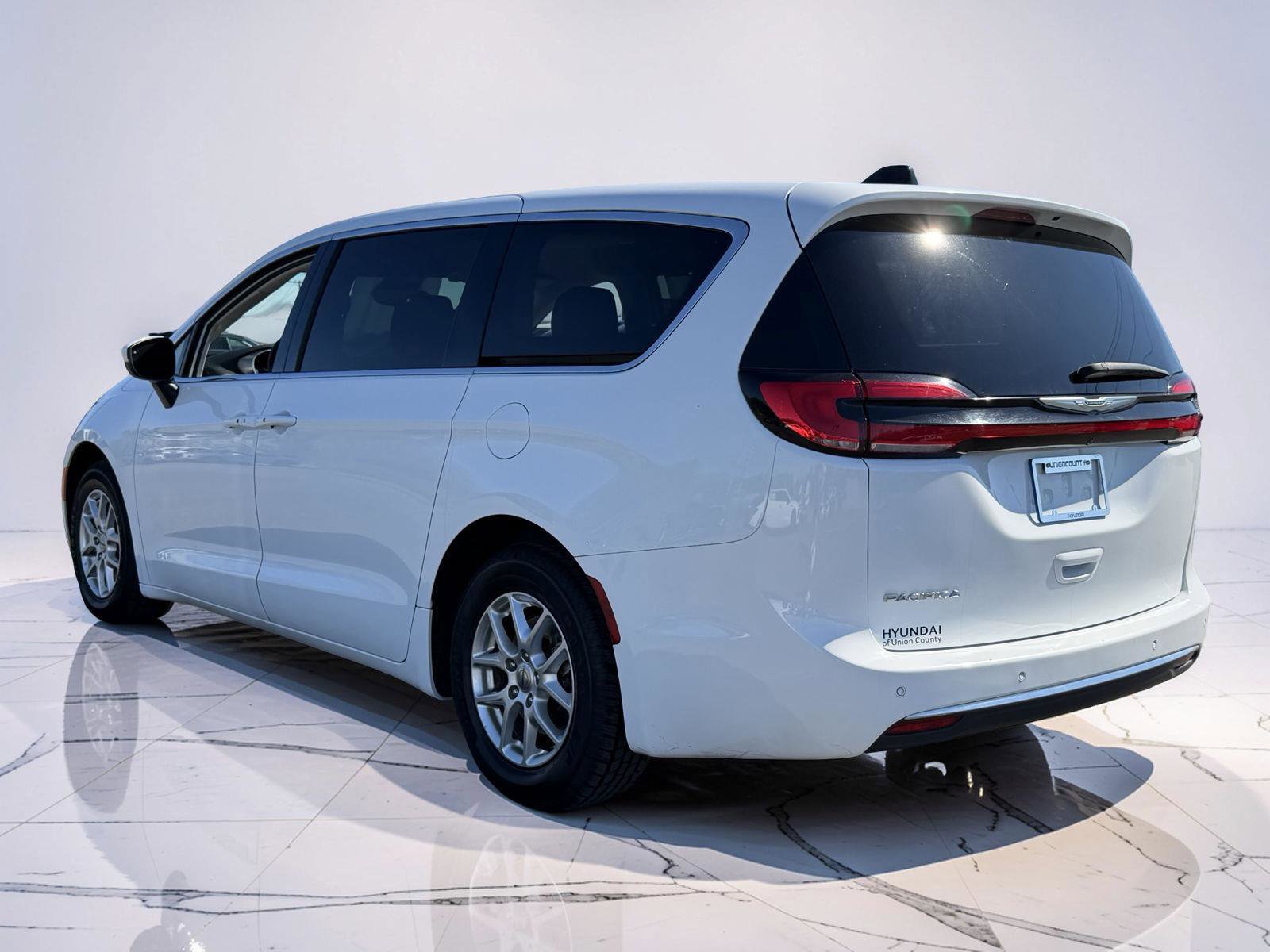 Used 2023 Chrysler Pacifica Touring-L image 3