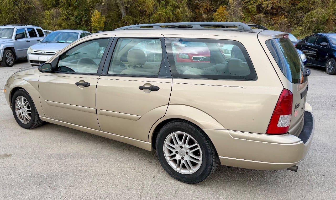 Used 2002 Ford Focus SE FWD image 2