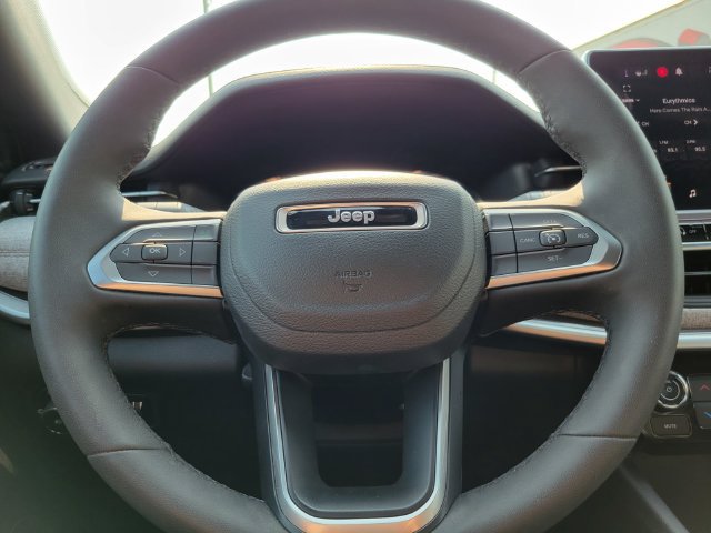 Used 2023 Jeep Compass Latitude AWD/4WD image 13