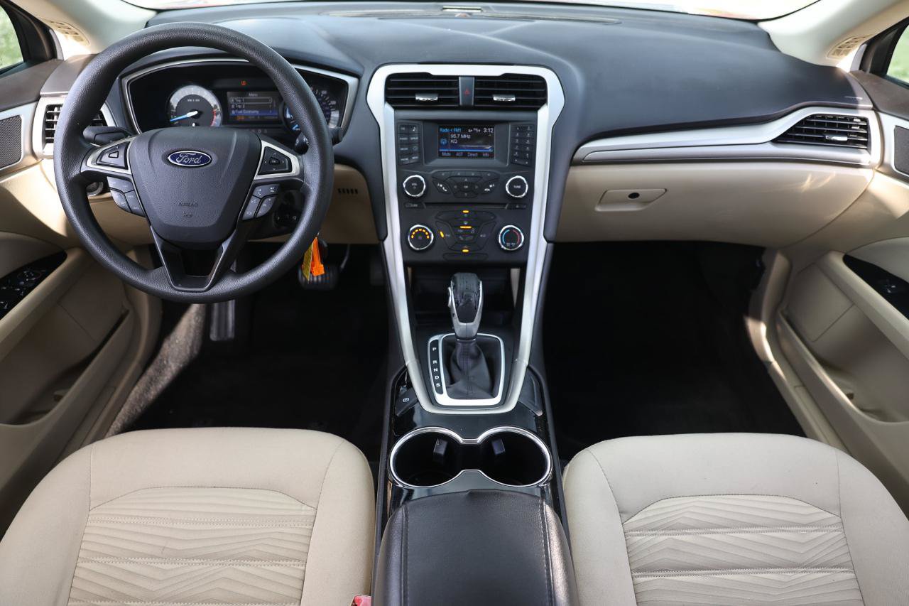Used 2016 Ford Fusion SE FWD image 2
