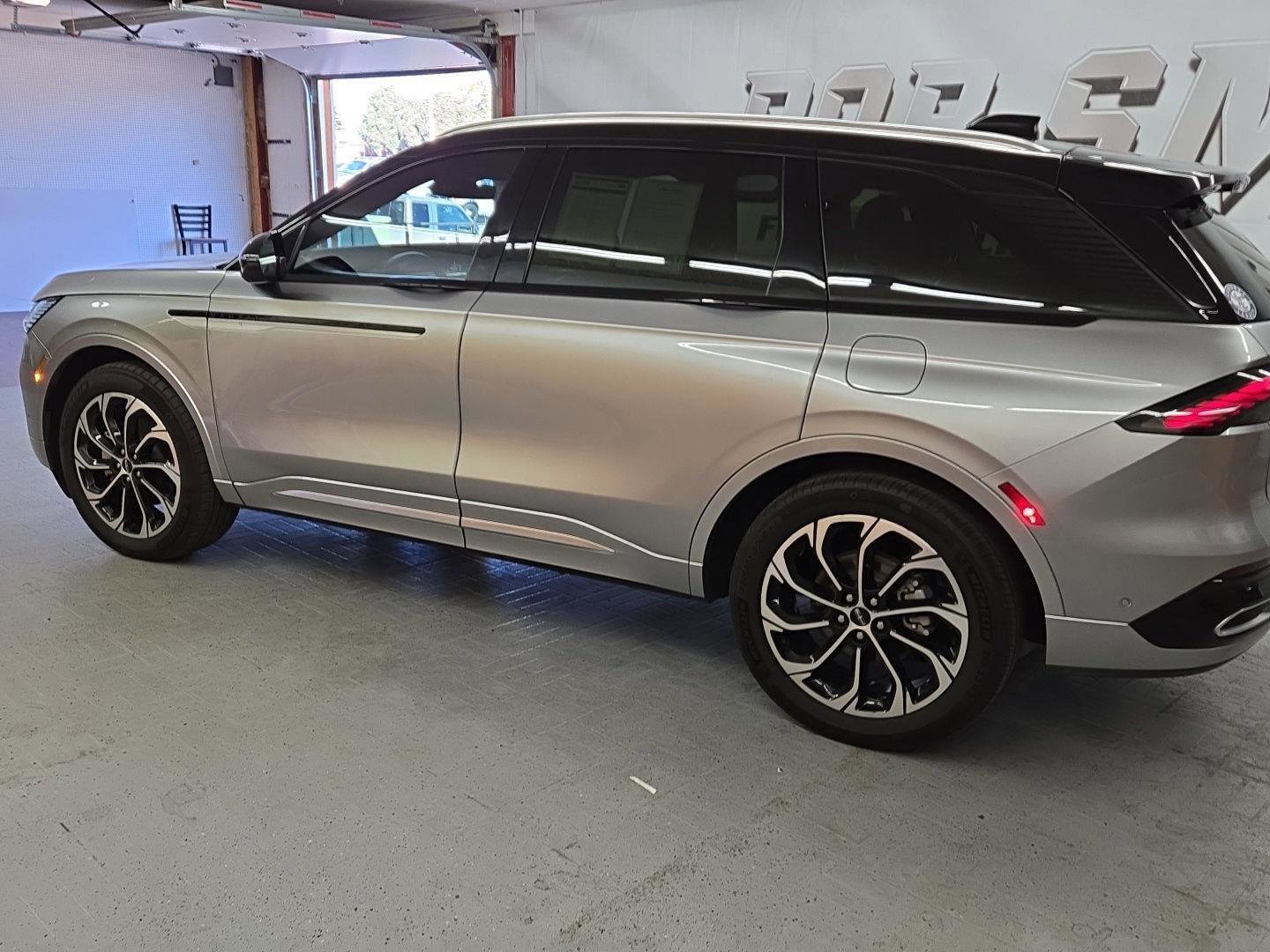 Used 2024 Lincoln Nautilus Reserve image 3