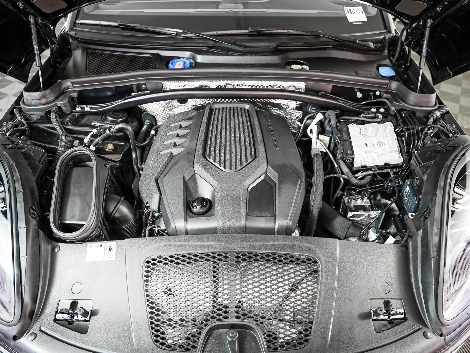 Certified 2024 Porsche Macan image 12