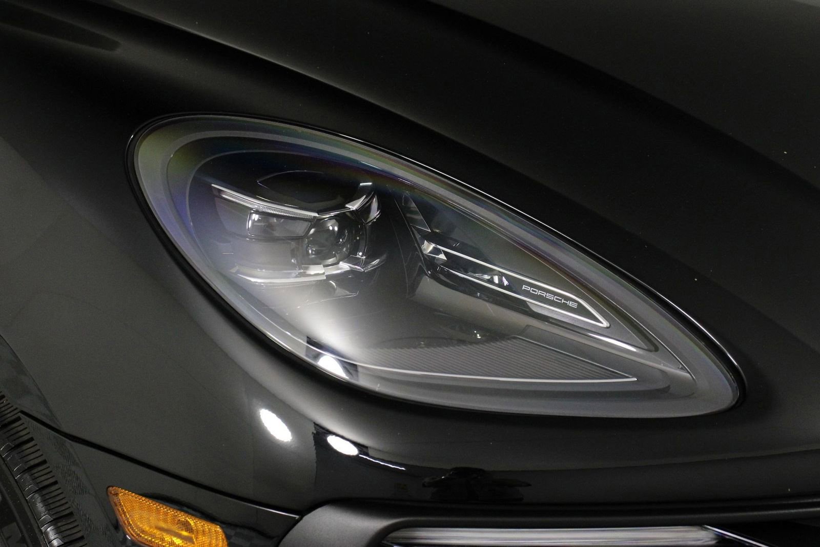 Certified 2025 Porsche Macan image 28