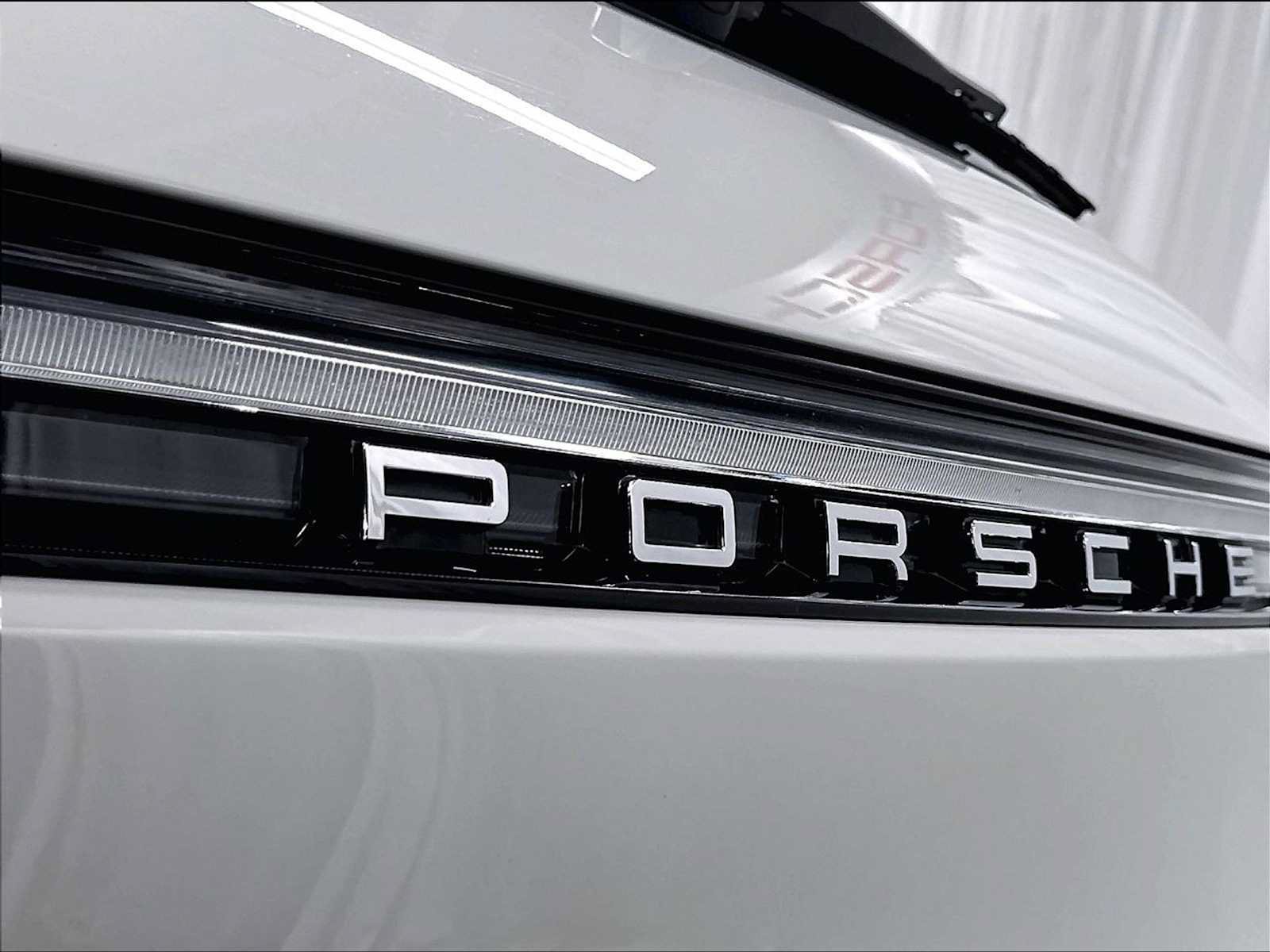 Used 2023 Porsche Macan AWD/4WD image 33