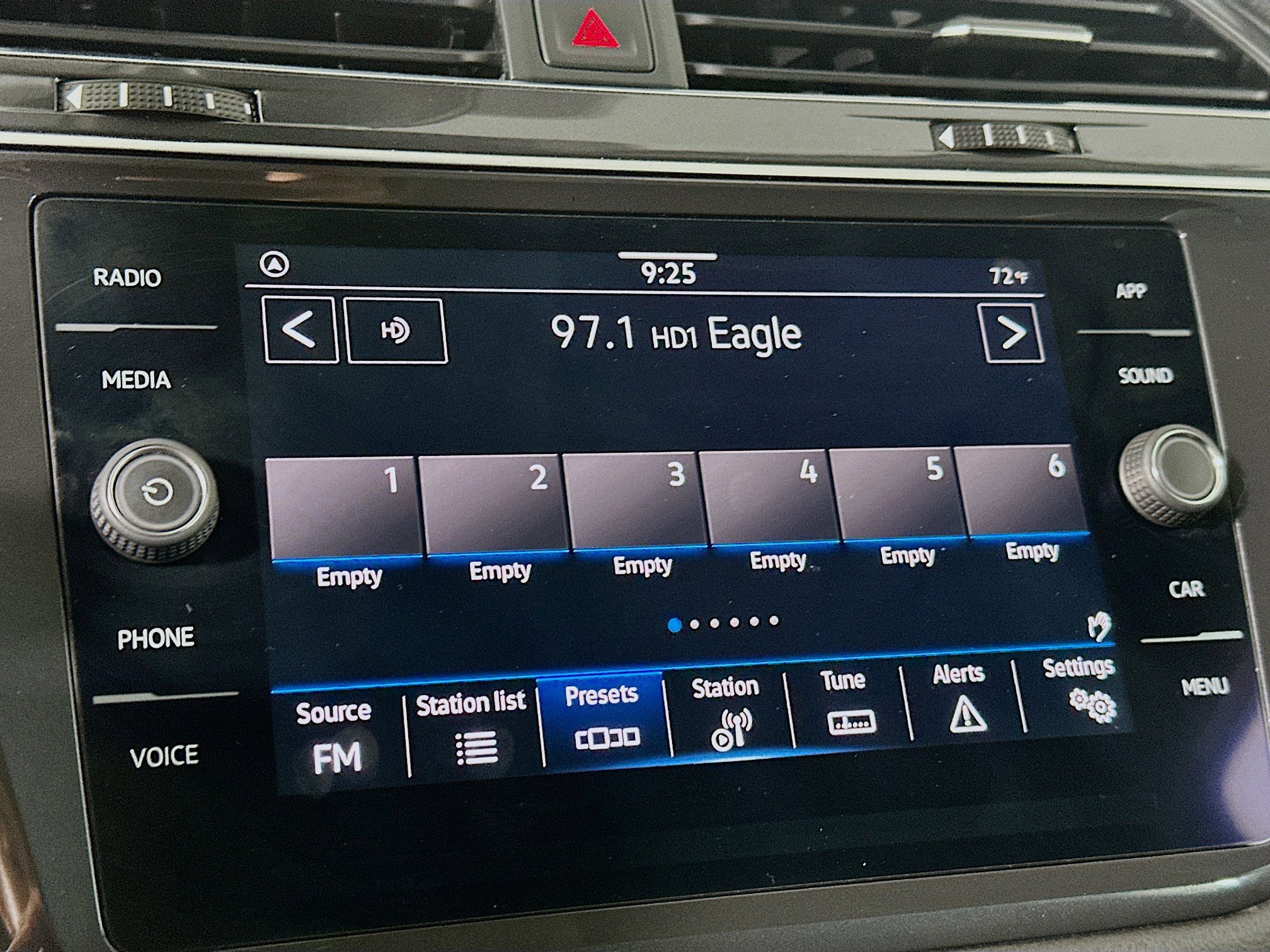 Used 2022 Volkswagen Tiguan SE w/ Panoramic Sunroof Package image 19