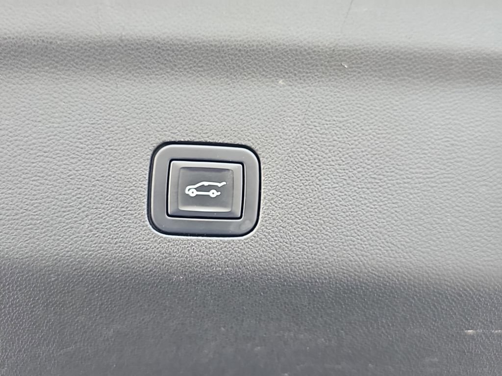 Used 2022 Chevrolet Suburban Premier RWD image 19