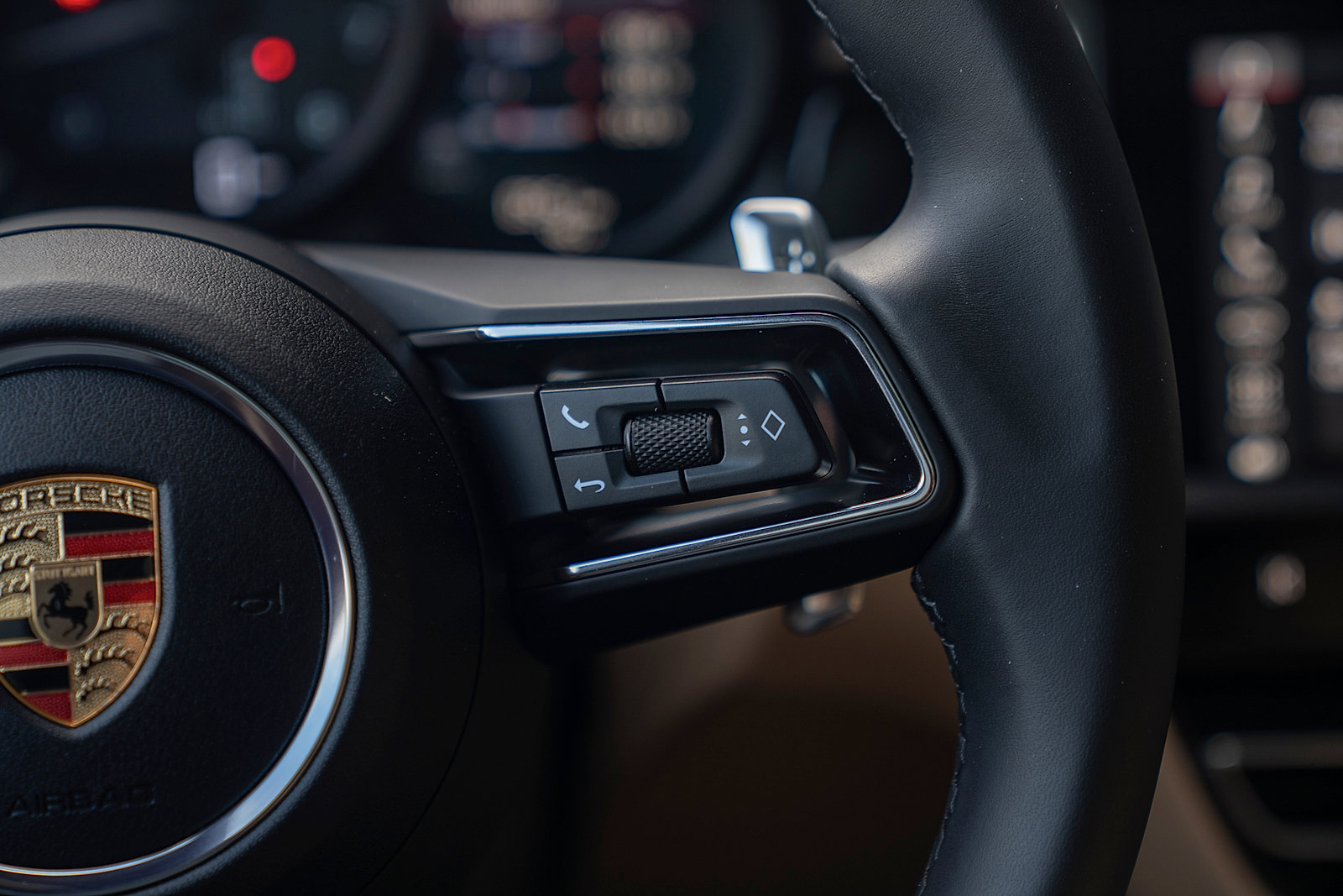 Certified 2025 Porsche Macan AWD/4WD image 8