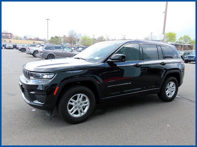 Certified 2023 Jeep Grand Cherokee Laredo w/ Trailer Tow Prep Group (B) AWD/4WD image 3