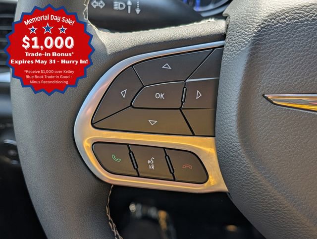 Used 2025 Chrysler Pacifica Select FWD image 18