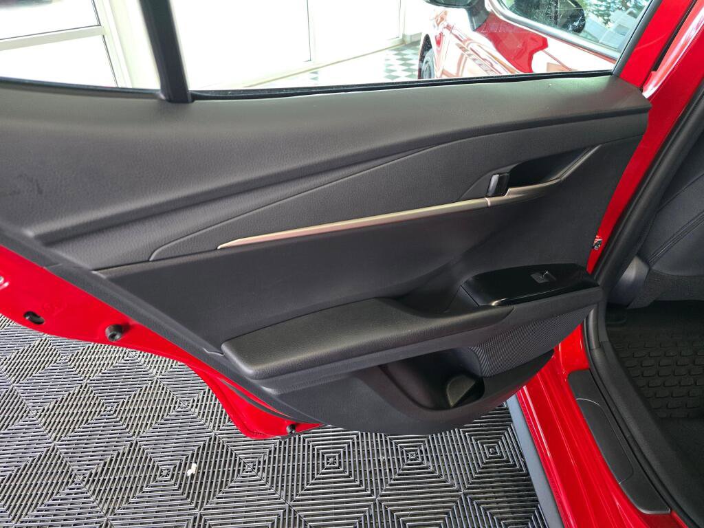 Used 2026 Toyota Camry Hybrid image 32