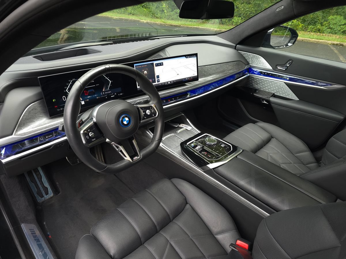 Used 2023 BMW i7 xDrive60 w/ Parking Assistance Package AWD/4WD image 2