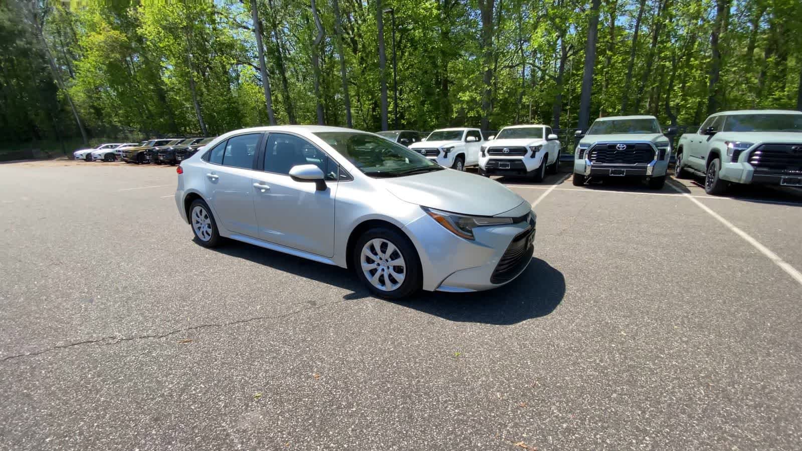 Used 2025 Toyota Corolla LE FWD image 5