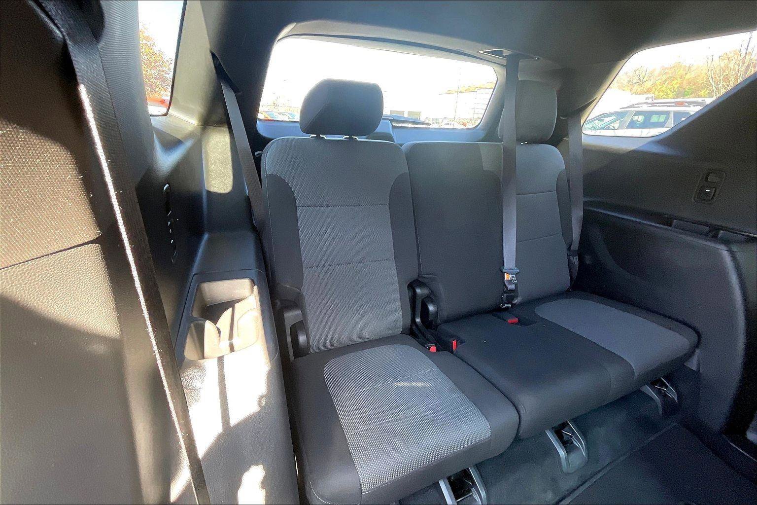 Used 2023 Chevrolet Traverse LT image 29