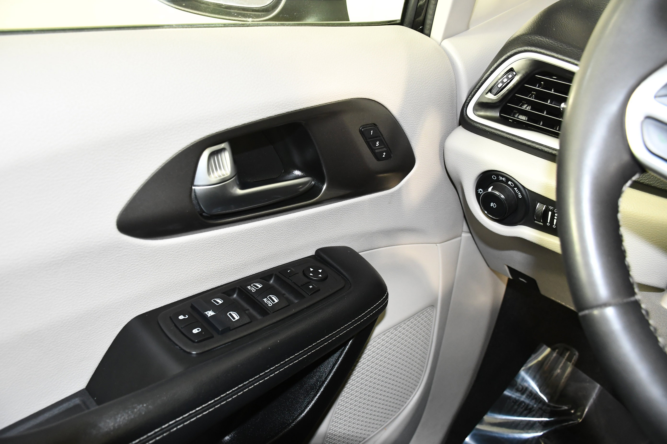 Used 2023 Chrysler Pacifica Touring-L image 32