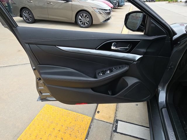 Used 2023 Nissan Maxima SV w/ Floor Mat Group FWD image 11