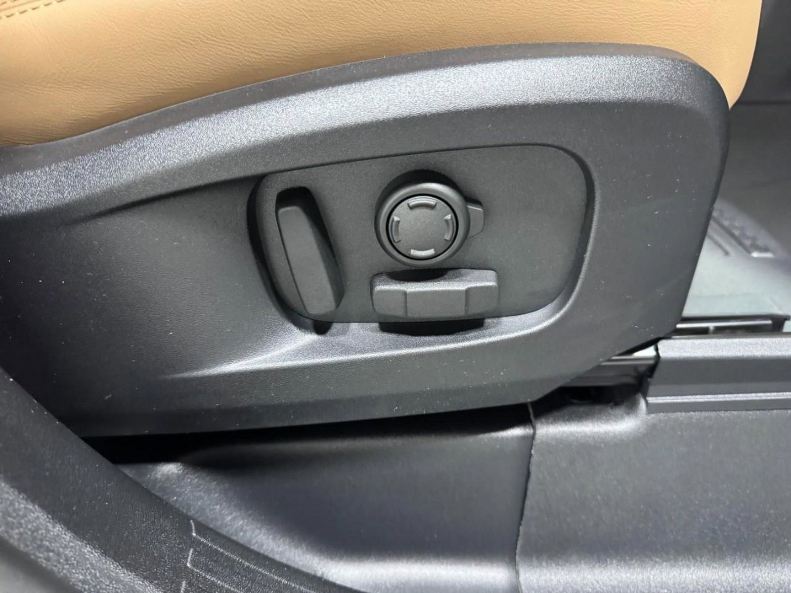 New 2026 Land Rover Defender 110 S image 21