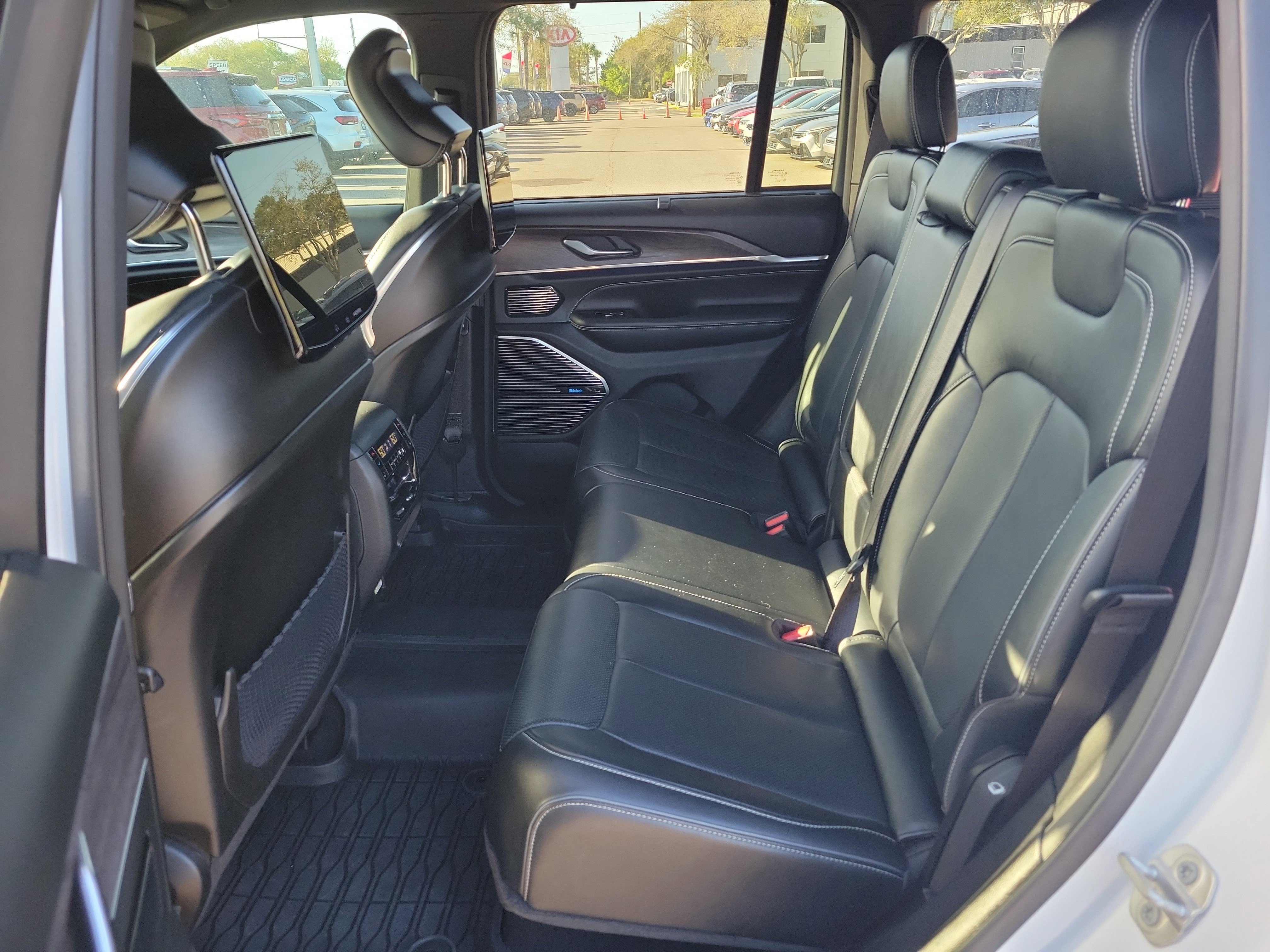 Used 2023 Jeep Grand Cherokee Overland w/ Adv Protech Group III image 17