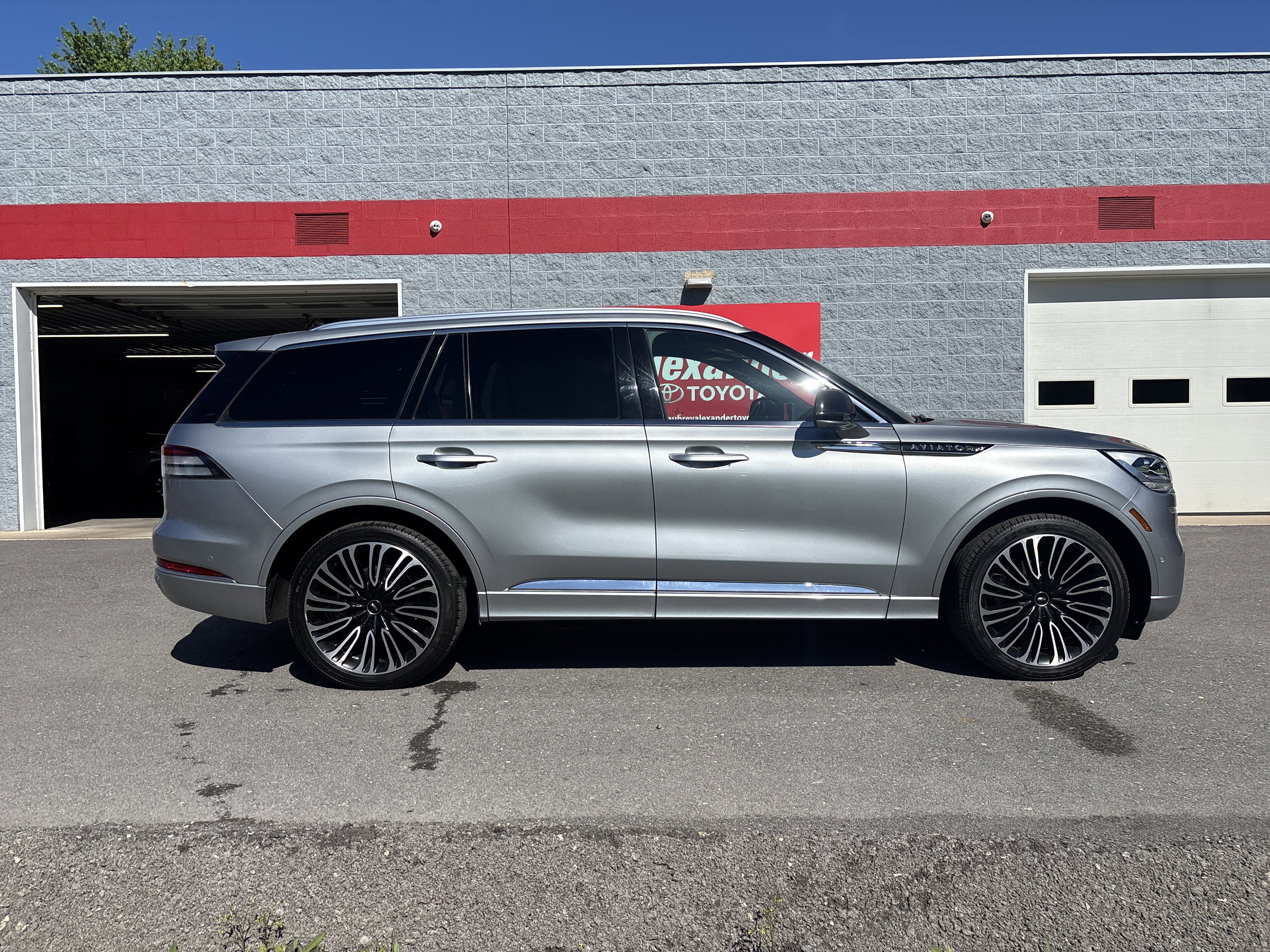 Used 2023 Lincoln Aviator Black Label w/ Dynamic Handling Package AWD/4WD image 2