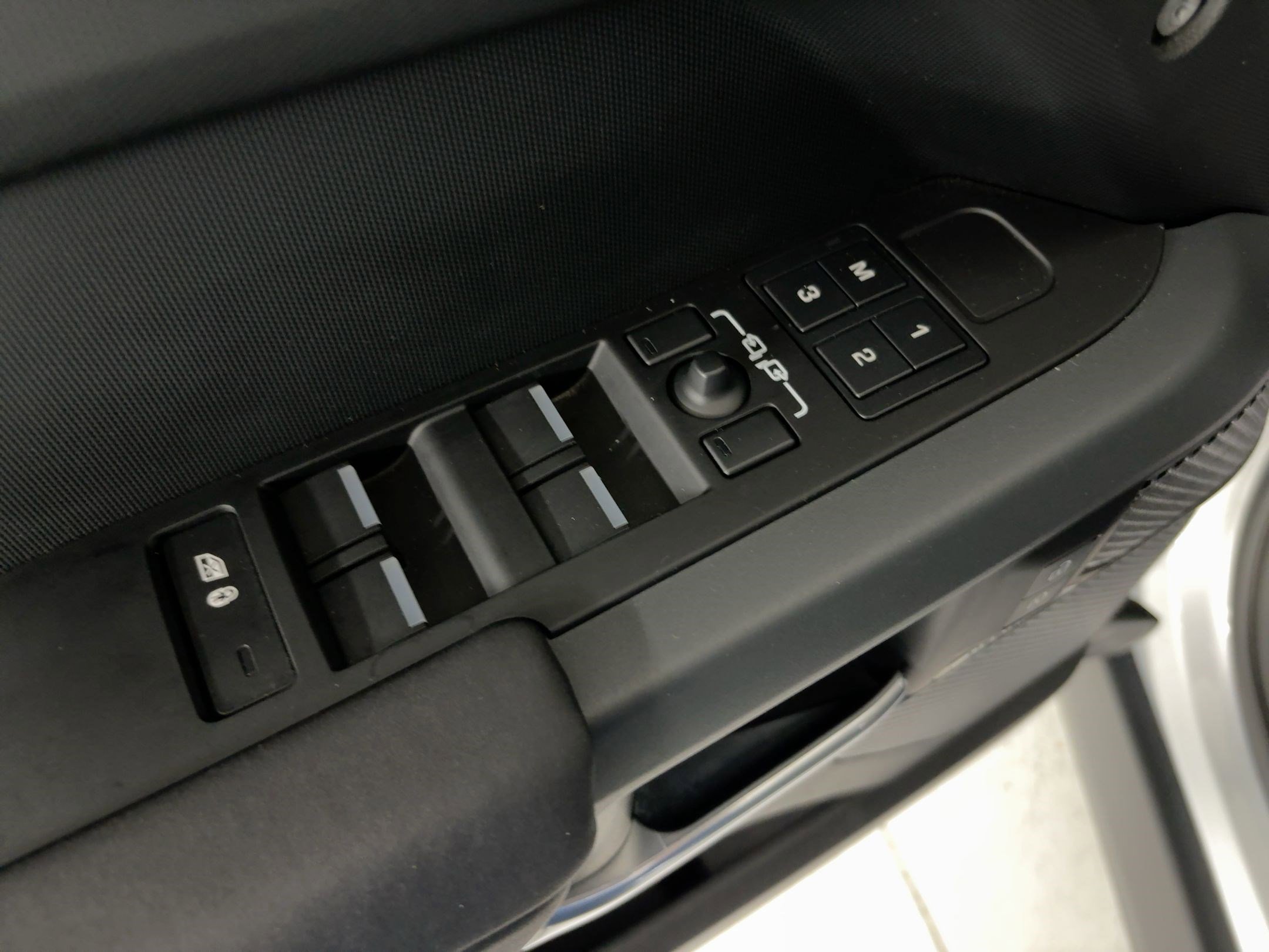 Used 2024 Land Rover Defender 110 X-Dynamic SE image 13