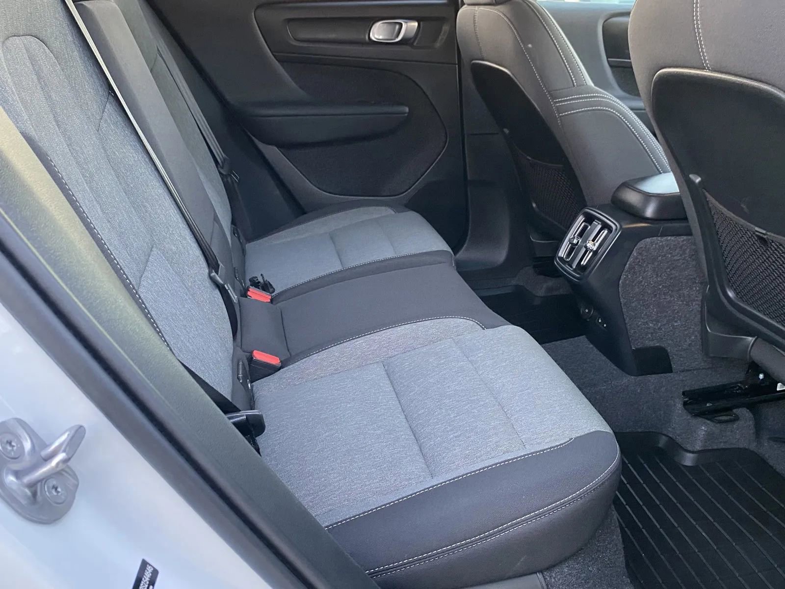 Used 2025 Volvo XC40 B5 Core image 7