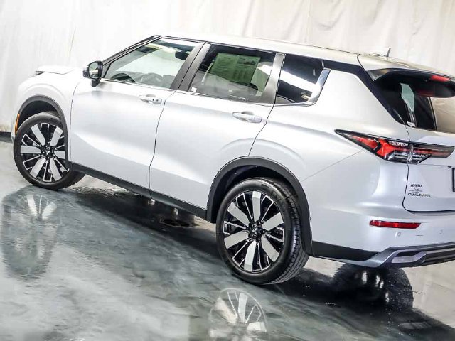 Used 2025 Mitsubishi Outlander SE AWD/4WD image 11