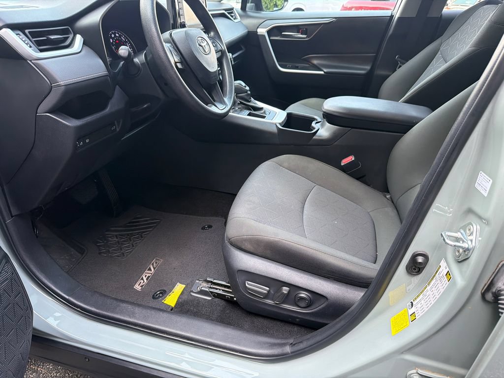 Used 2022 Toyota RAV4 XLE w/ Convenience Package FWD image 9