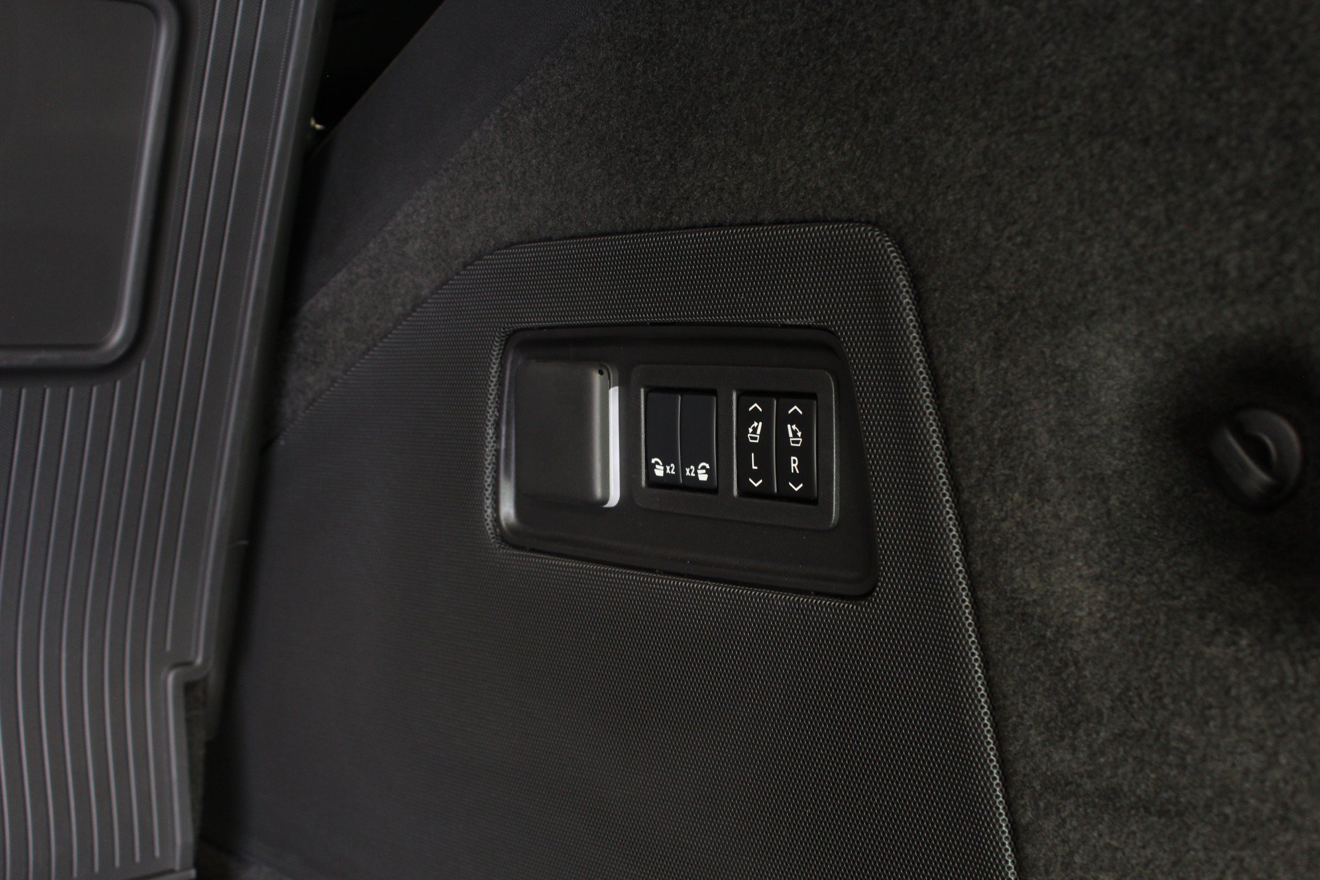 Used 2026 Cadillac Escalade V w/ LPO, ONYX Package AWD/4WD image 95