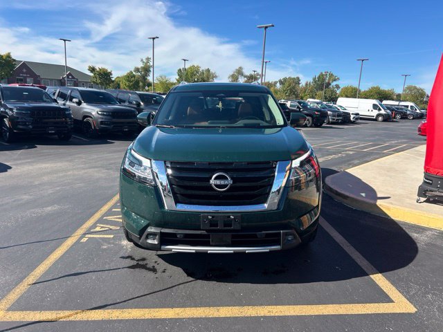 Used 2022 Nissan Pathfinder Platinum w/ Cargo Package AWD/4WD image 2
