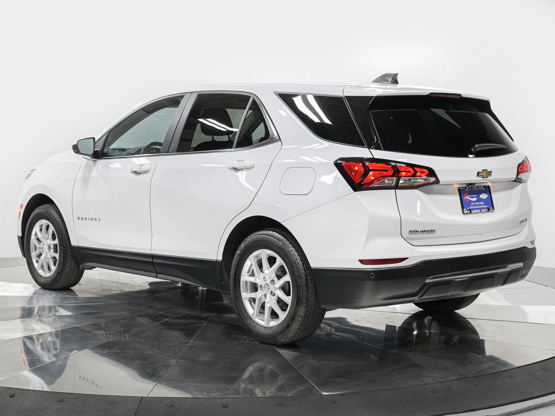 Used 2024 Chevrolet Equinox LT AWD/4WD image 3