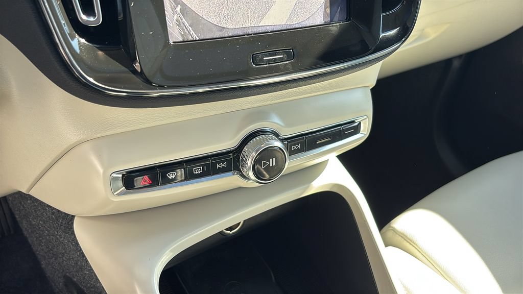 Certified 2026 Volvo XC40 B5 Plus AWD/4WD image 20