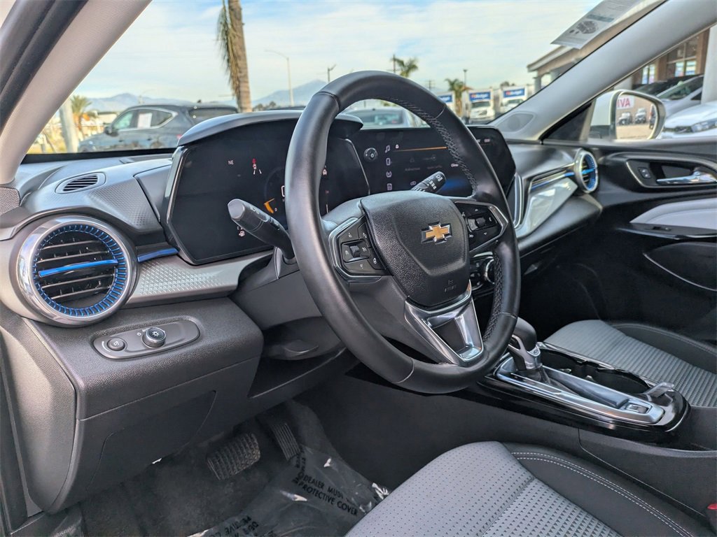 Used 2025 Chevrolet Trax LT w/ LT Convenience Package image 15