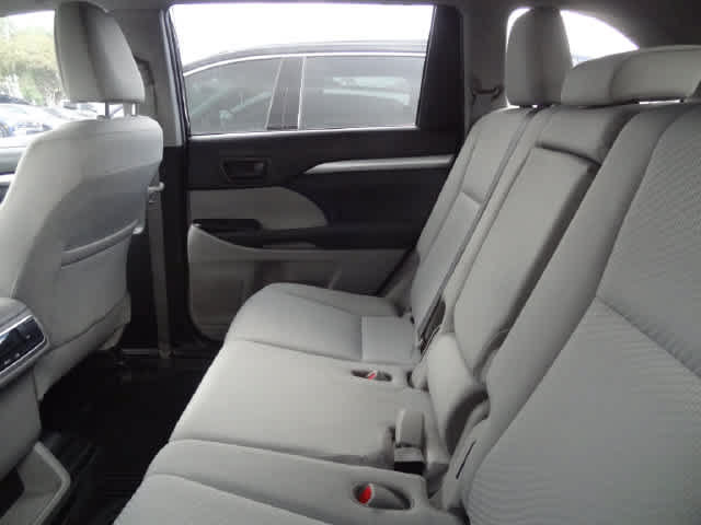 Used 2019 Toyota Highlander LE AWD/4WD image 8