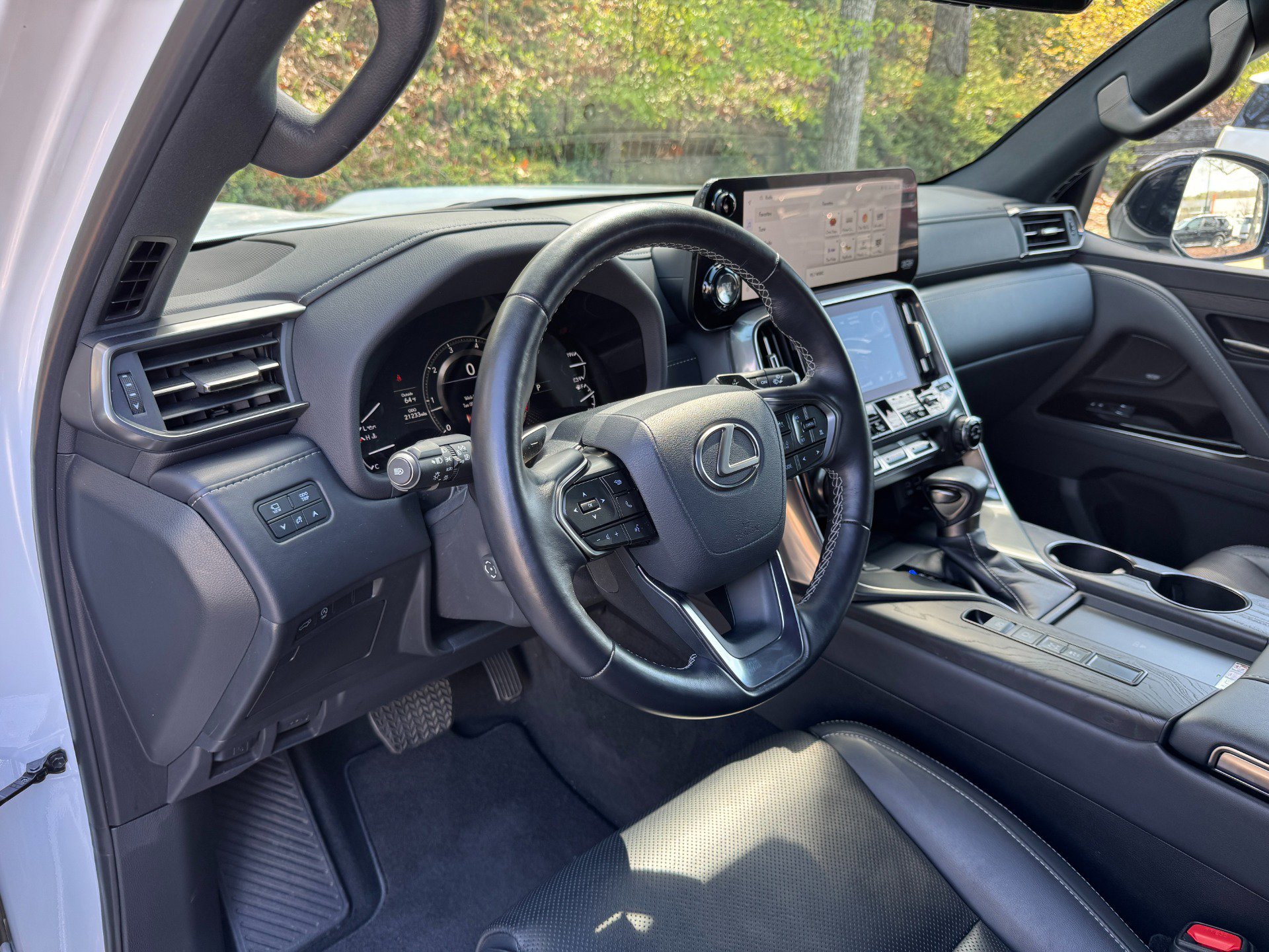 Used 2024 Lexus LX 600 4WD w/ Appearance Package image 24