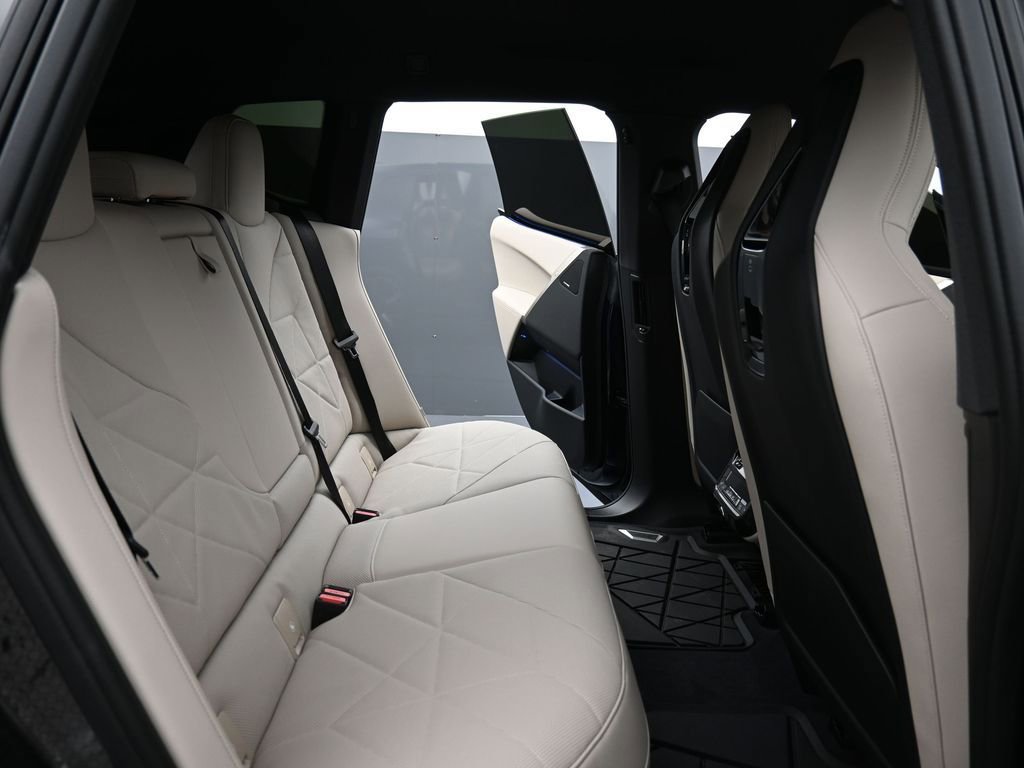 Used 2026 BMW iX xDrive45 w/ Premium Package image 17