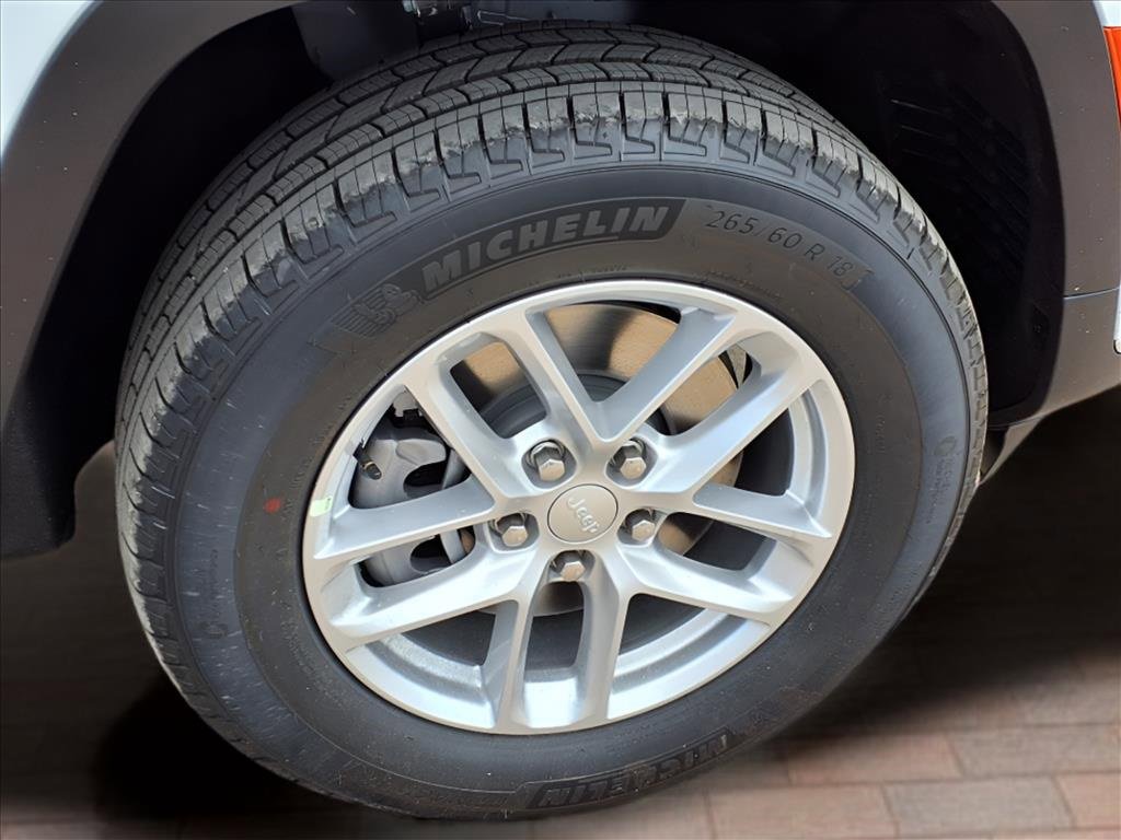 New 2025 Jeep Grand Cherokee L Laredo image 33