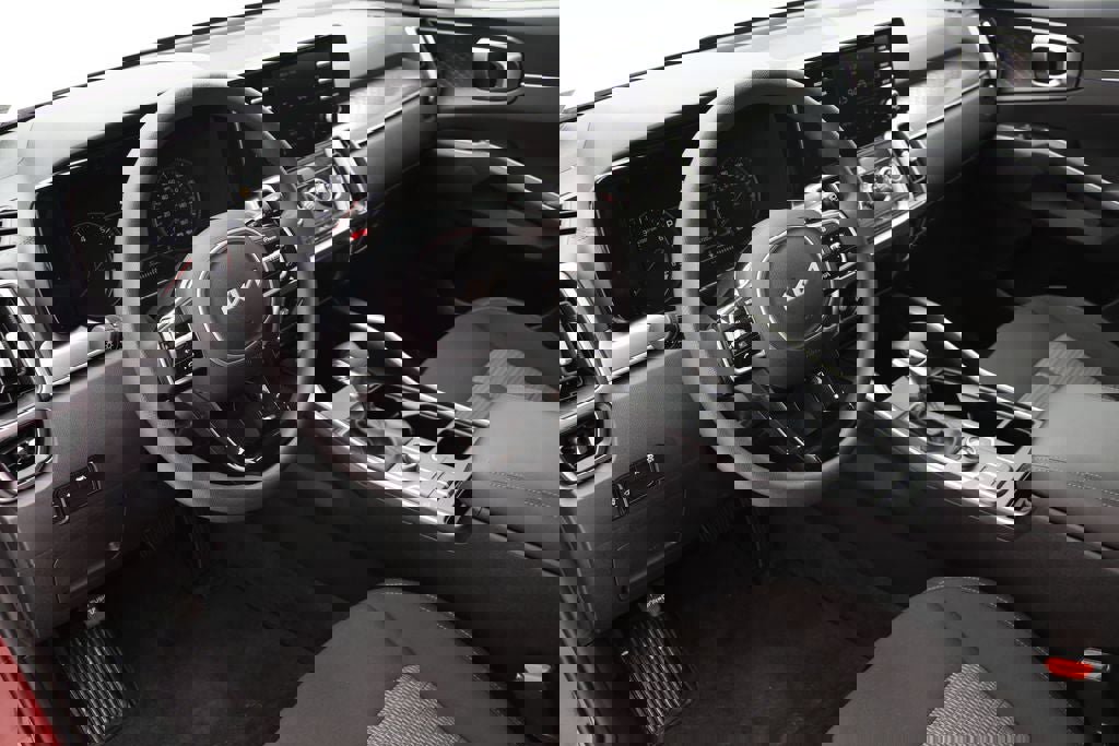 Used 2023 Kia Sorento LX image 14