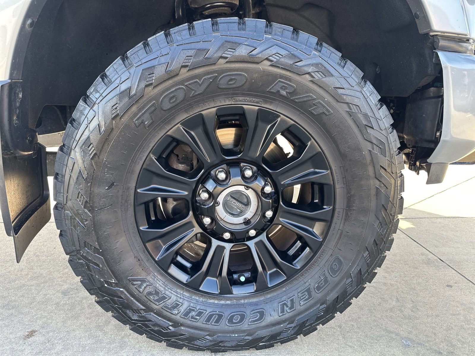 Used 2021 Ford F350 Platinum w/ Tremor Off-Road Package image 9