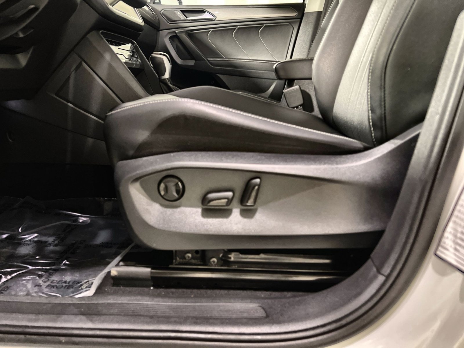 Used 2024 Volkswagen Tiguan SE FWD image 24