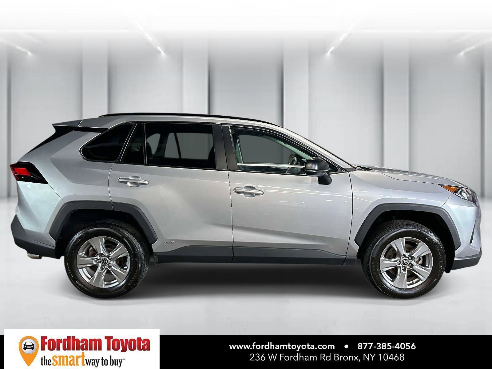 Used 2022 Toyota RAV4 LE AWD/4WD image 2
