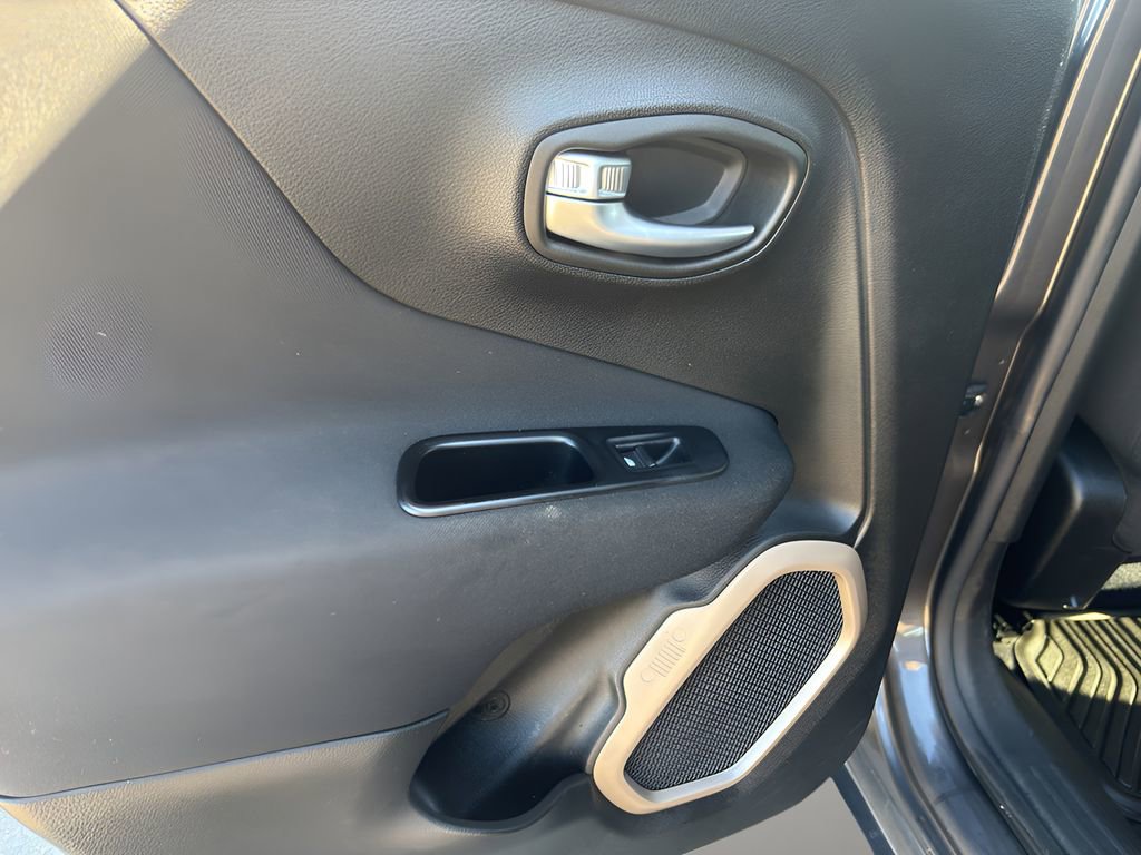 Used 2017 Jeep Renegade Latitude FWD image 26