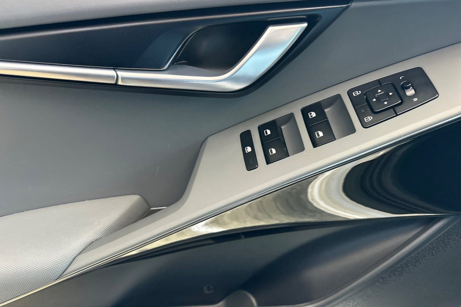 Used 2023 Kia Niro EX image 11