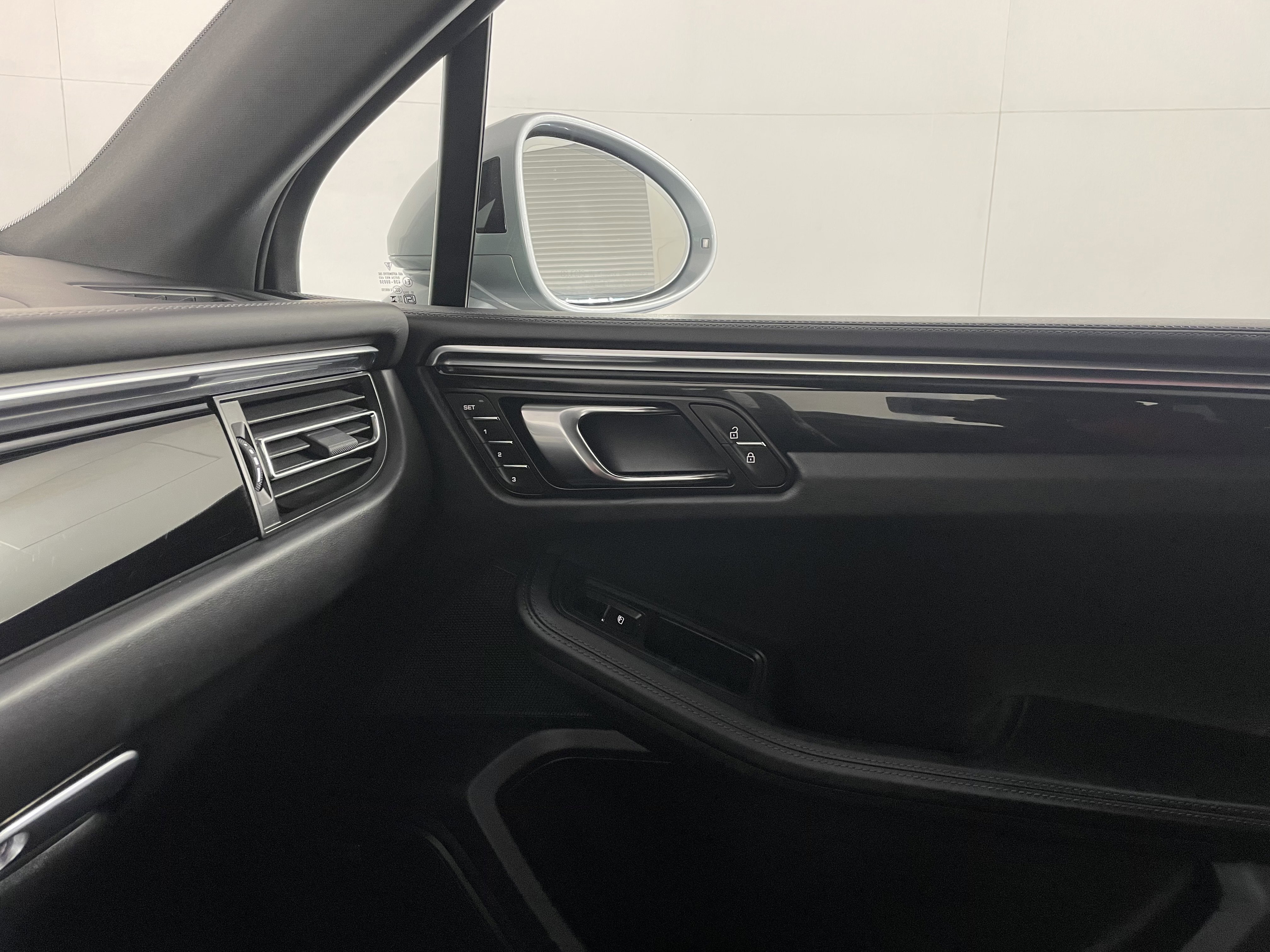 Certified 2025 Porsche Macan S AWD/4WD image 14