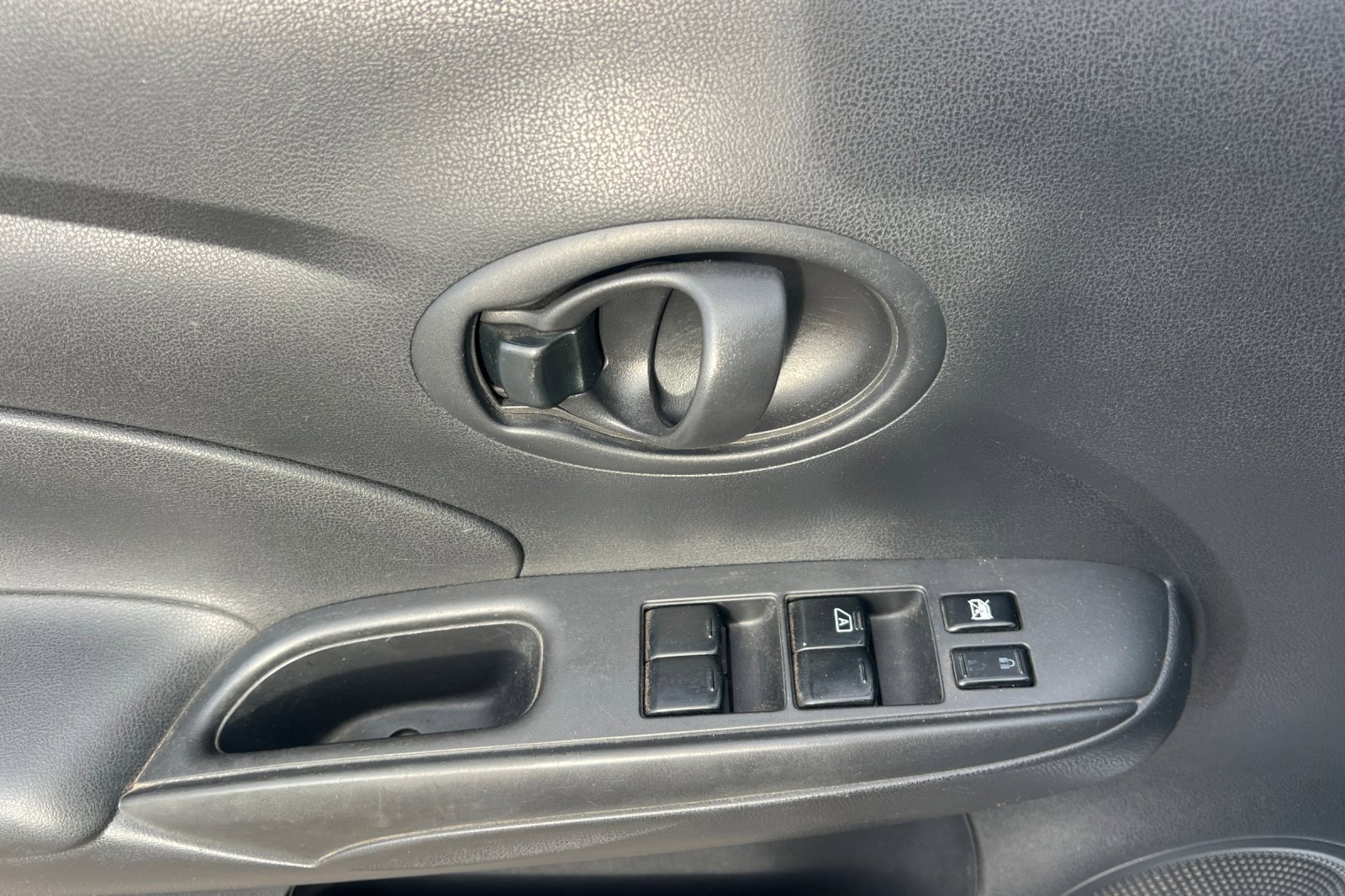 Used 2012 Nissan Versa SV image 8