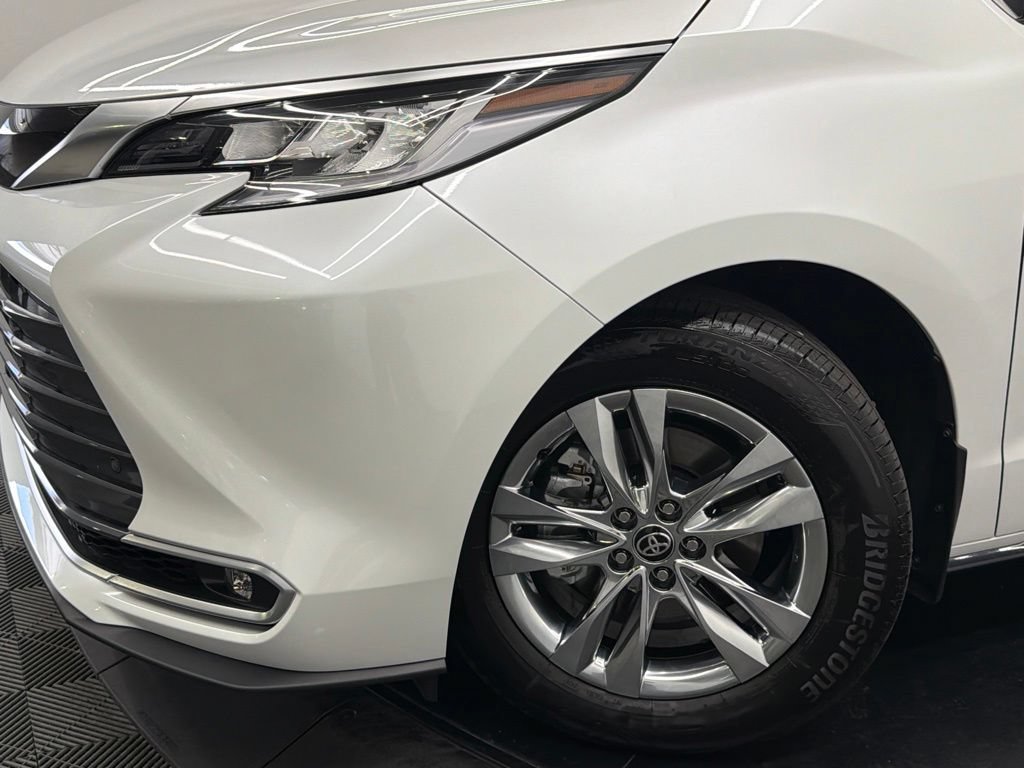 Used 2026 Toyota Sienna Limited FWD image 5