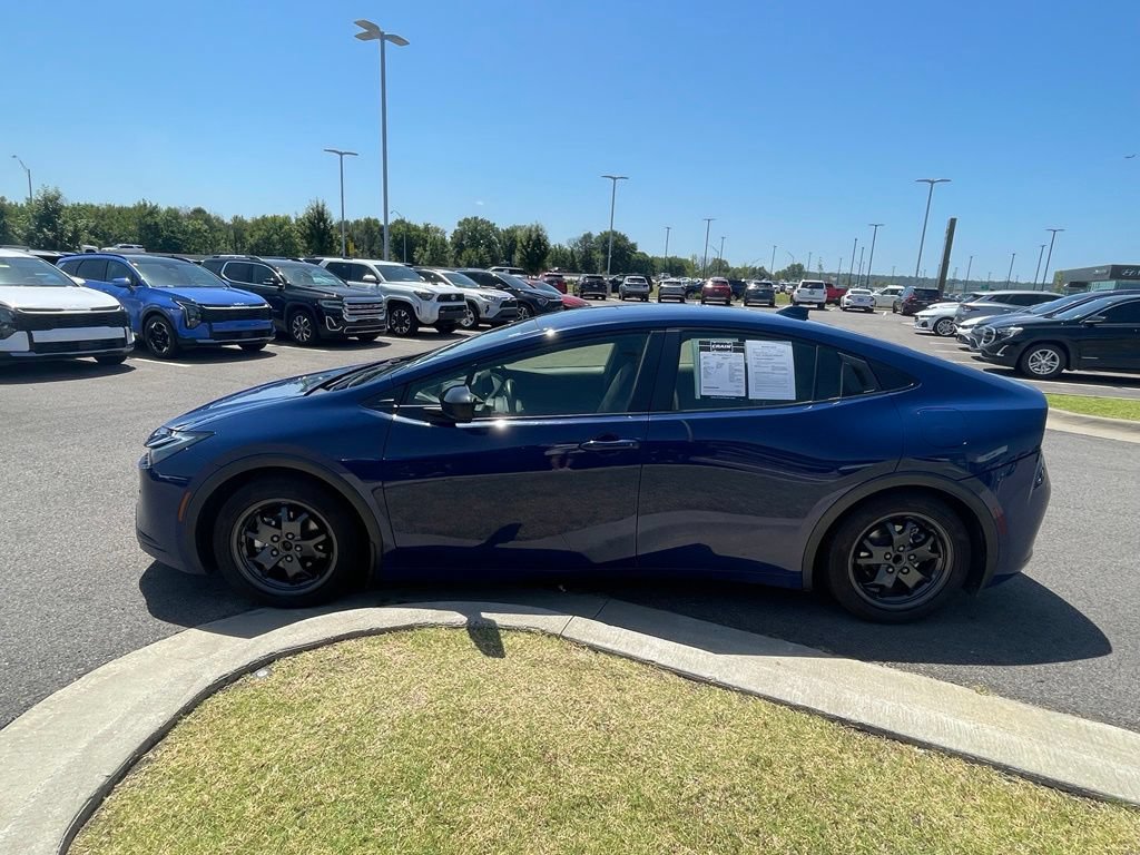 Used 2023 Toyota Prius LE FWD image 4