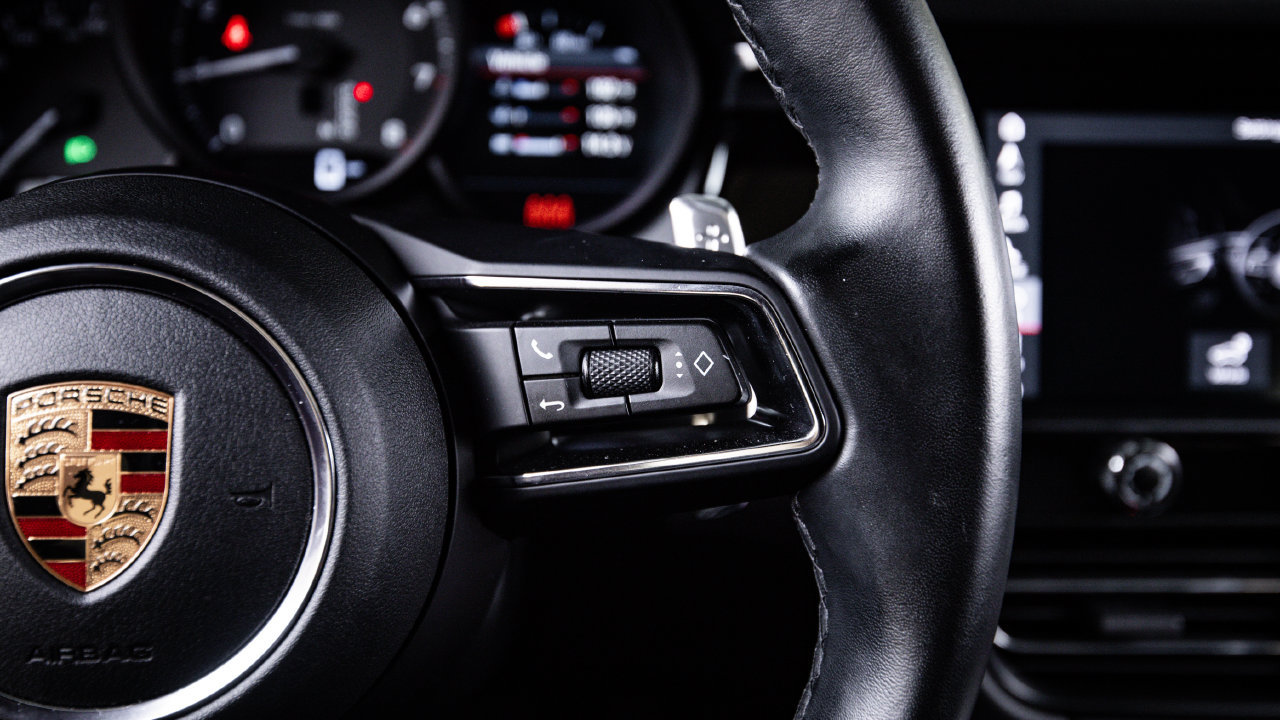 Certified 2023 Porsche Macan AWD/4WD image 16
